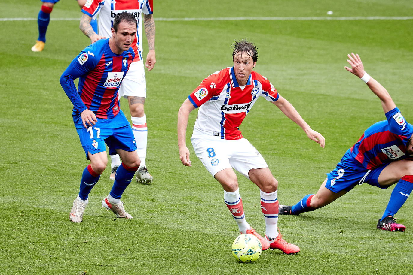 Los de Mendilibar obtienen su segunda victoria de la temporada en casa tras golear el Alavés. 