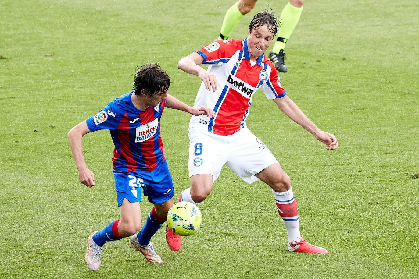 Los de Mendilibar obtienen su segunda victoria de la temporada en casa tras golear el Alavés. 