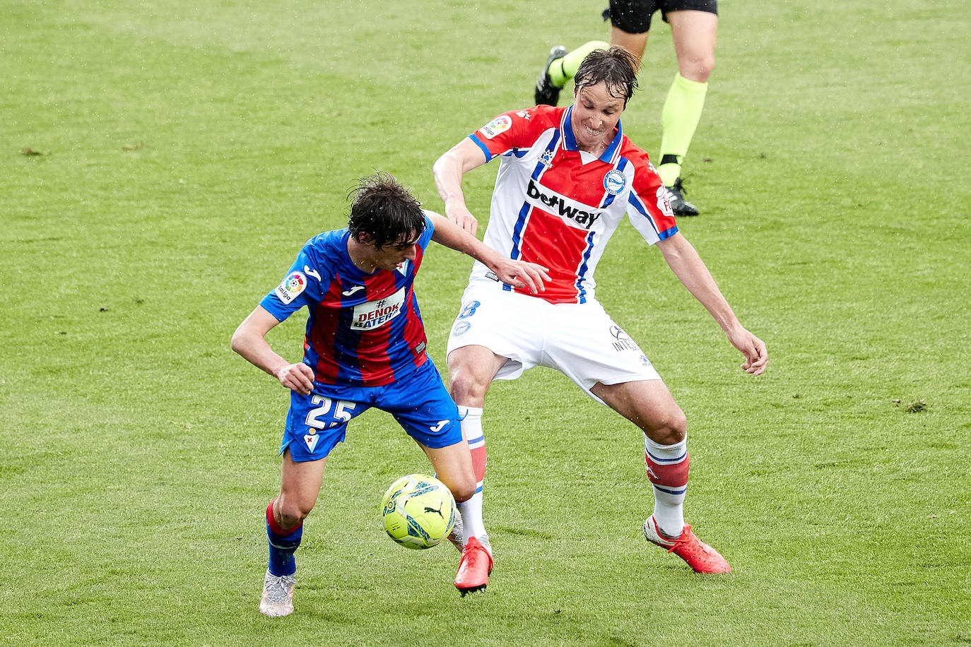 Los de Mendilibar obtienen su segunda victoria de la temporada en casa tras golear el Alavés. 