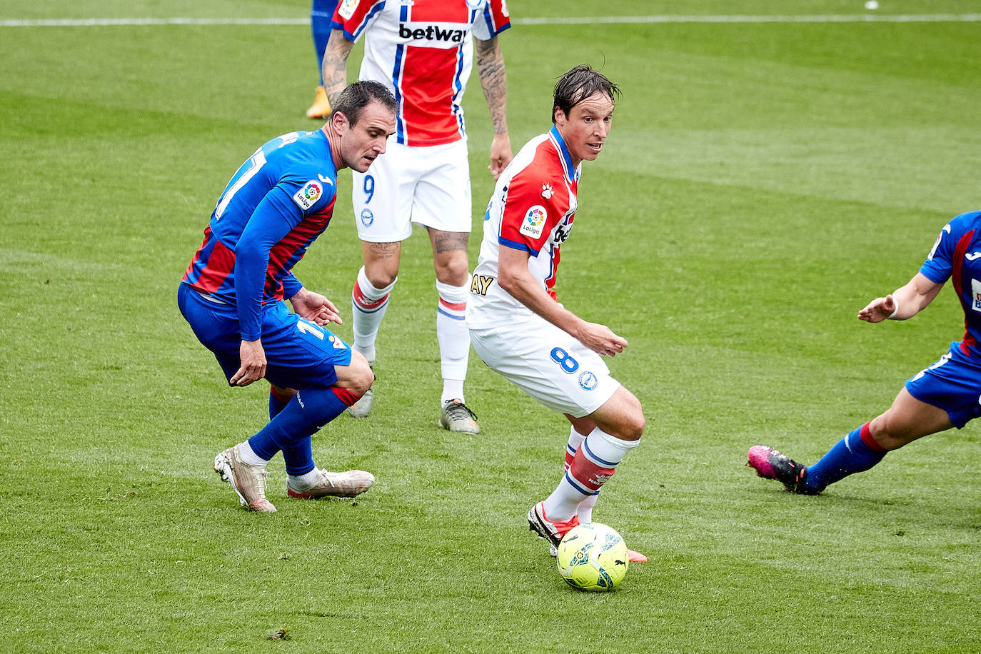 Los de Mendilibar obtienen su segunda victoria de la temporada en casa tras golear el Alavés. 