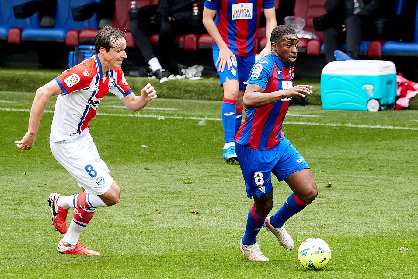 Los de Mendilibar obtienen su segunda victoria de la temporada en casa tras golear el Alavés. 