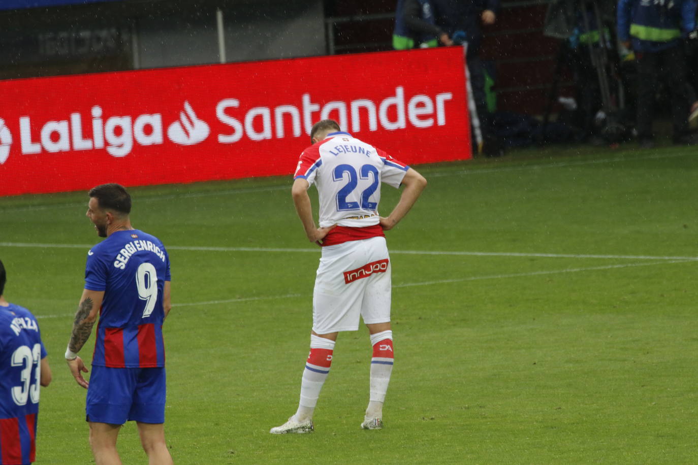 Los de Mendilibar obtienen su segunda victoria de la temporada en casa tras golear el Alavés. 
