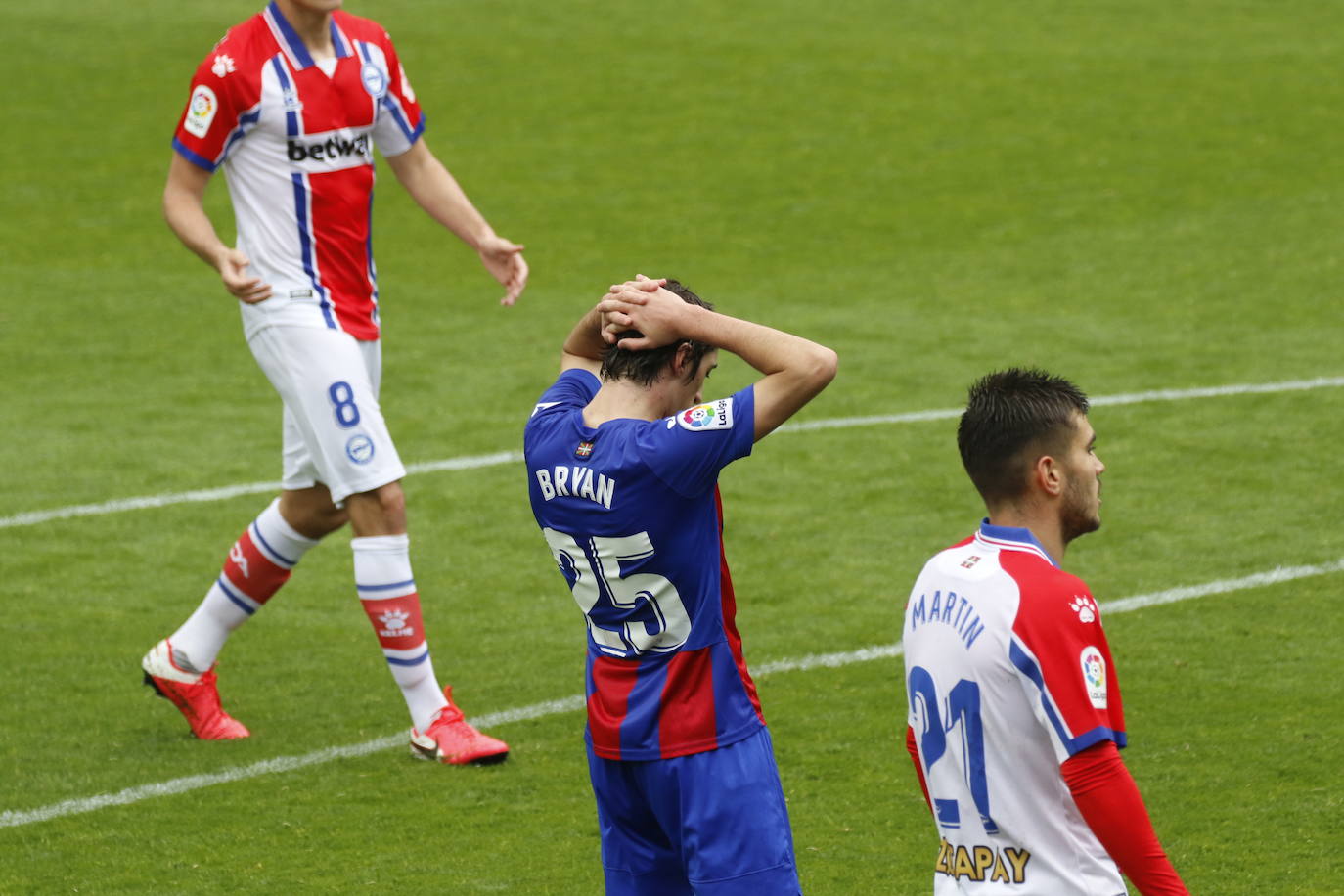 Los de Mendilibar obtienen su segunda victoria de la temporada en casa tras golear el Alavés. 
