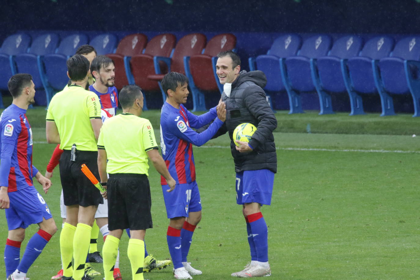 Los de Mendilibar obtienen su segunda victoria de la temporada en casa tras golear el Alavés. 