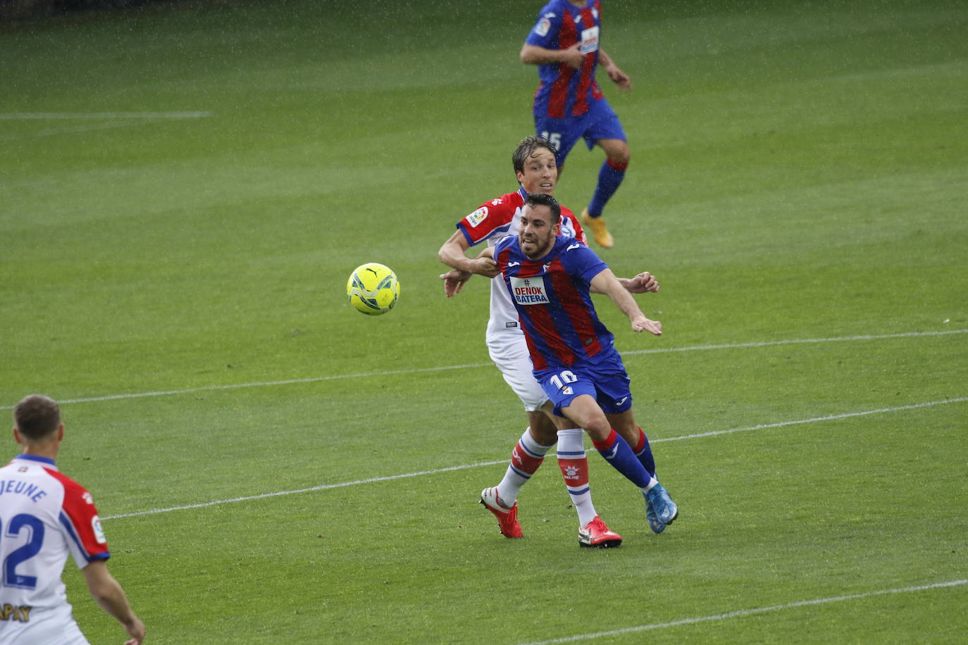 Los de Mendilibar obtienen su segunda victoria de la temporada en casa tras golear el Alavés. 
