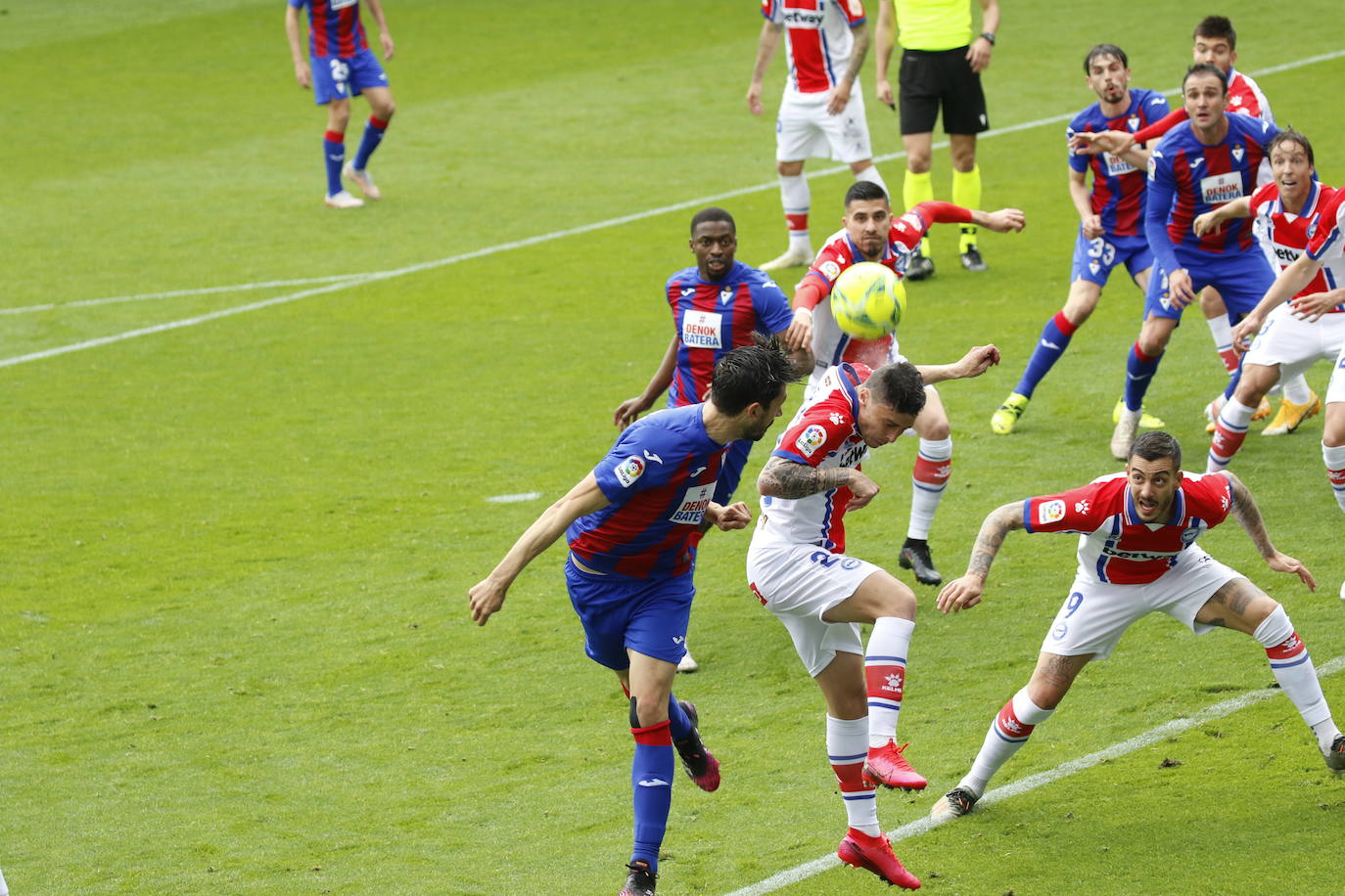 Los de Mendilibar obtienen su segunda victoria de la temporada en casa tras golear el Alavés. 