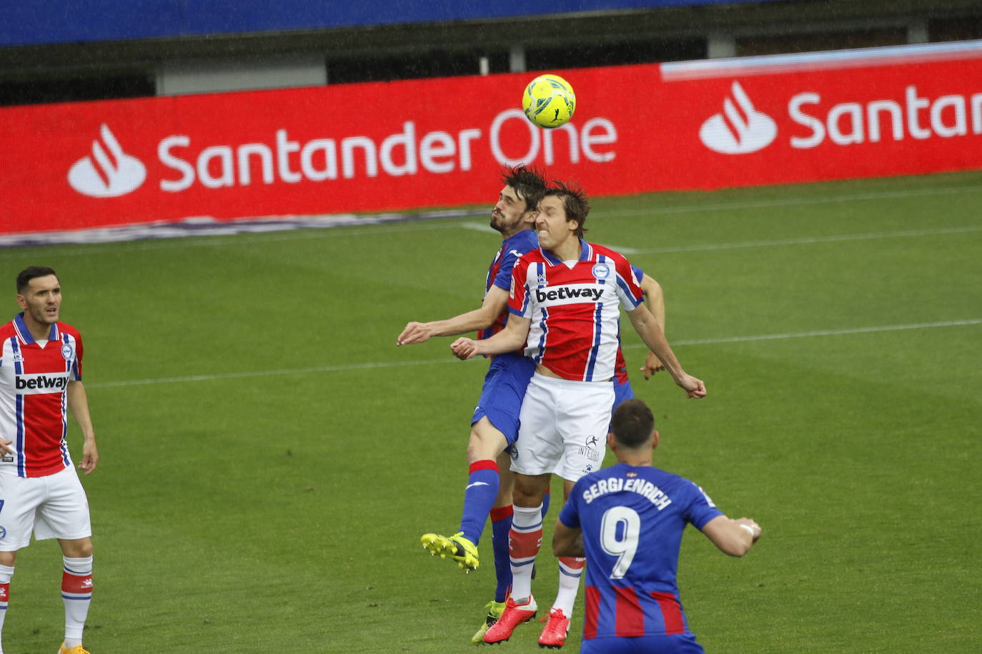 Los de Mendilibar obtienen su segunda victoria de la temporada en casa tras golear el Alavés. 