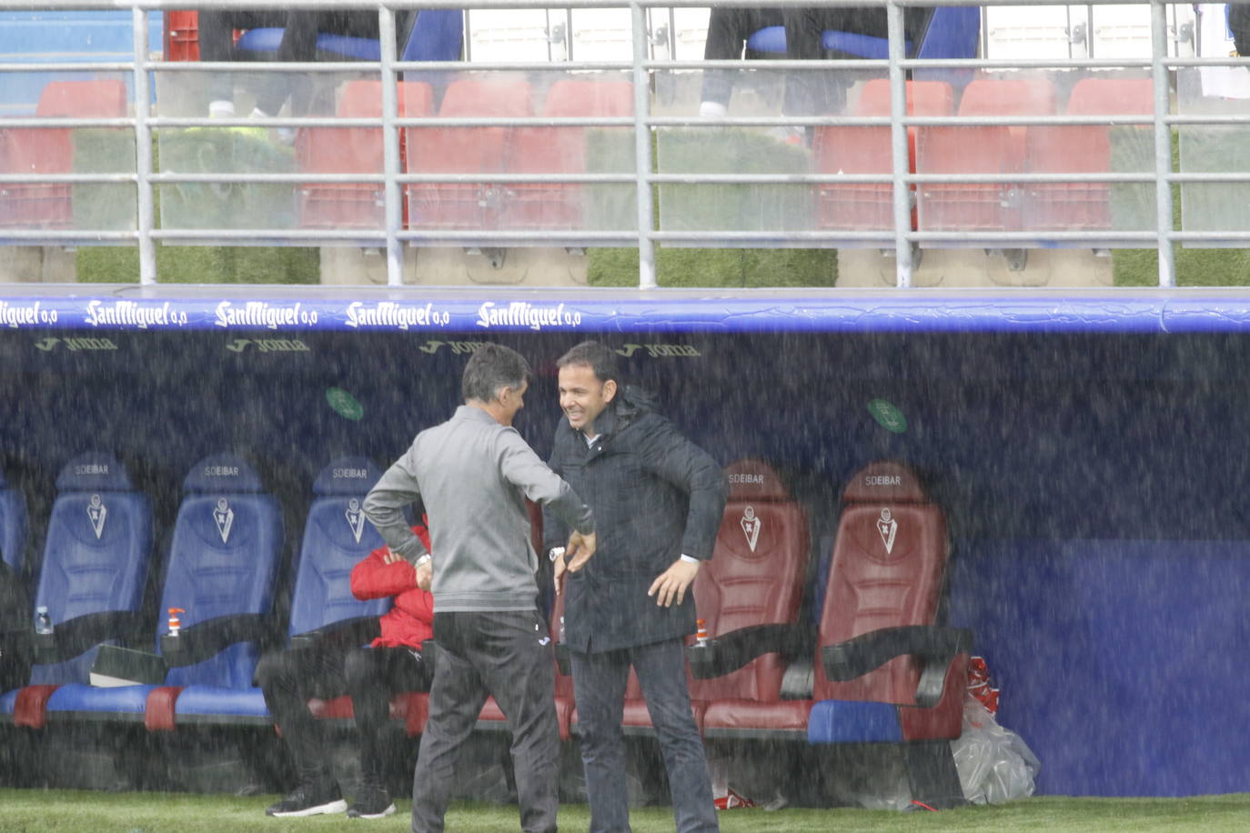Los de Mendilibar obtienen su segunda victoria de la temporada en casa tras golear el Alavés. 