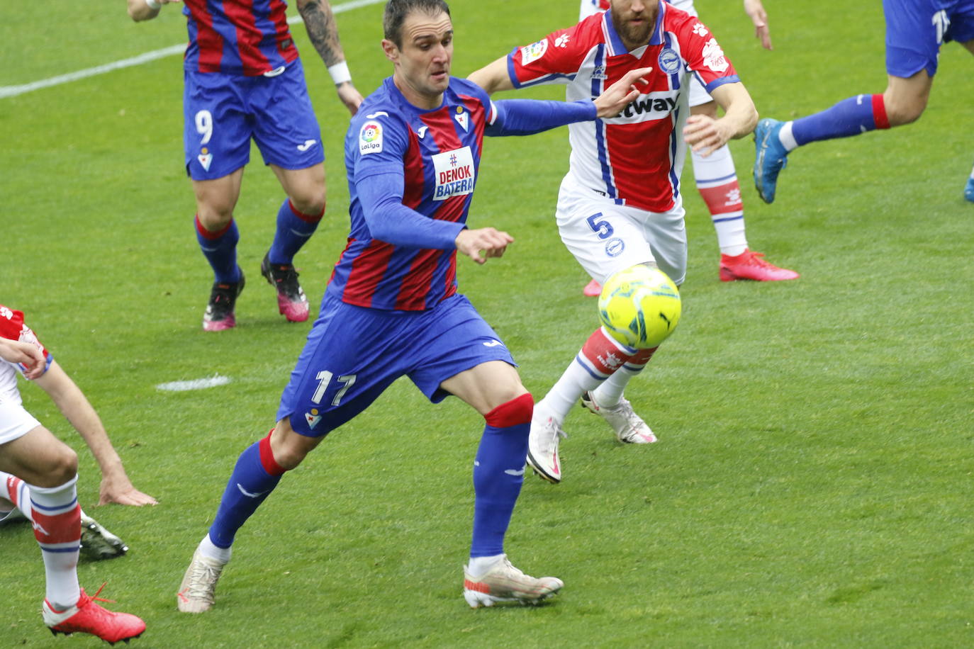 Los de Mendilibar obtienen su segunda victoria de la temporada en casa tras golear el Alavés. 