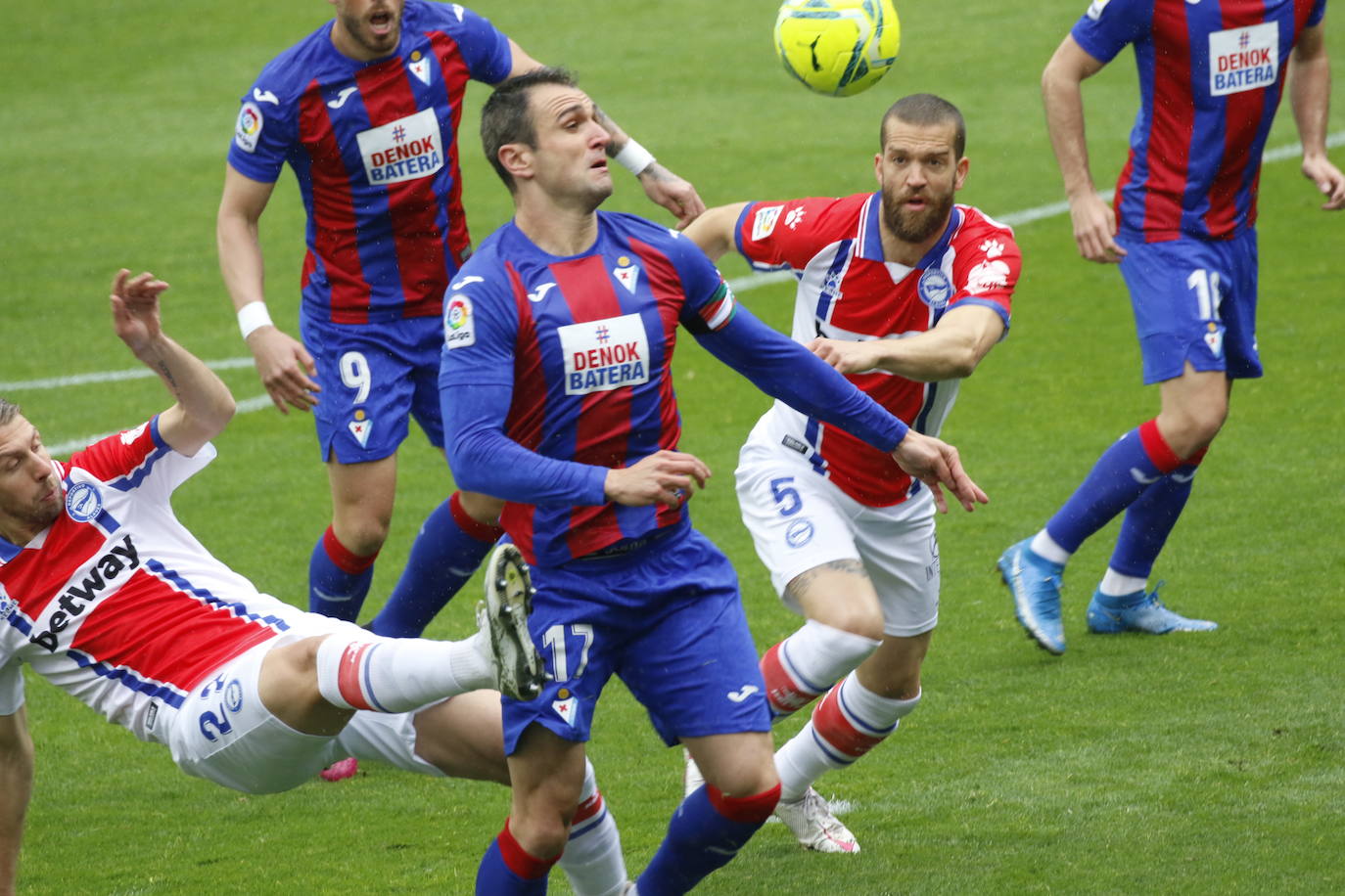Los de Mendilibar obtienen su segunda victoria de la temporada en casa tras golear el Alavés. 