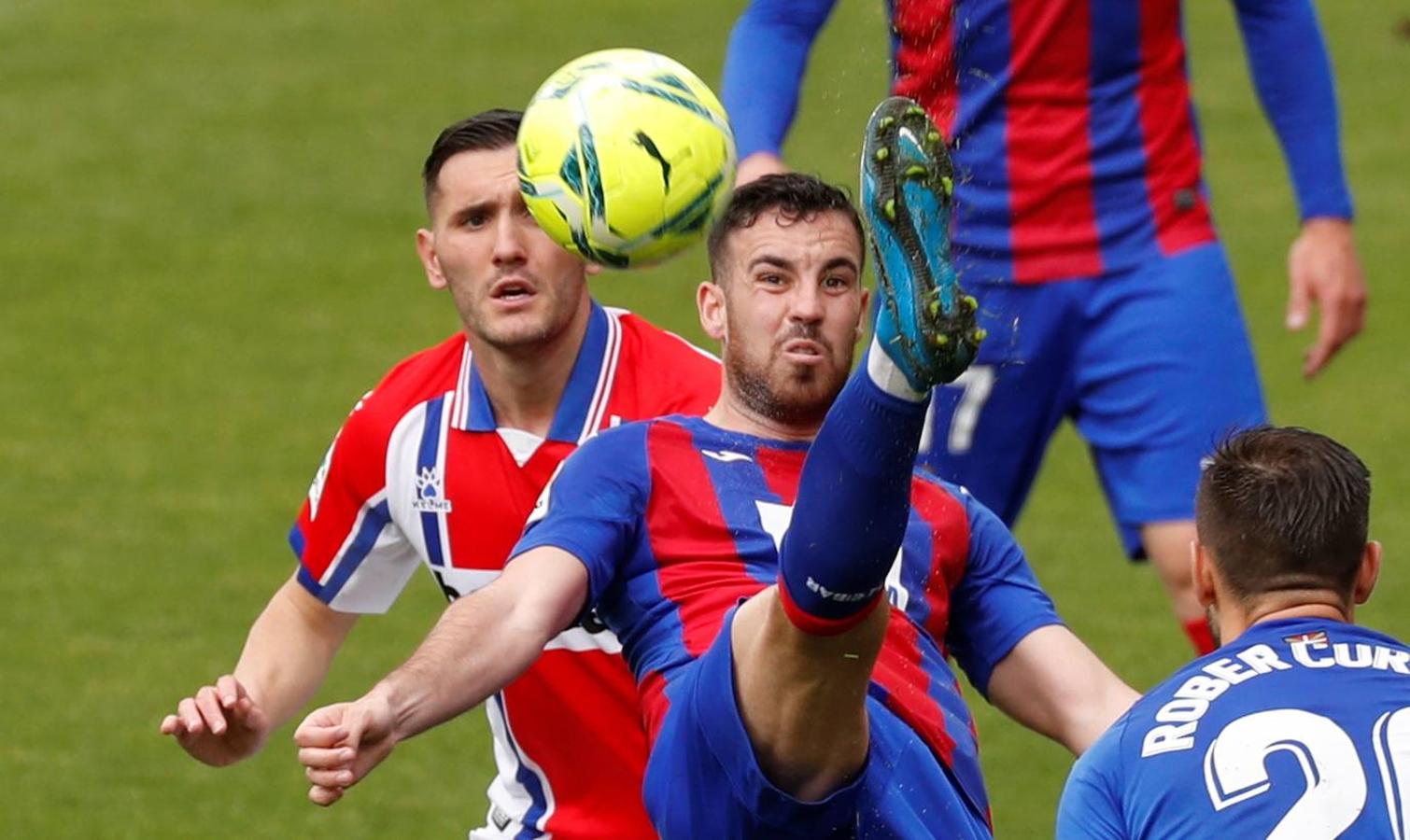 Los de Mendilibar obtienen su segunda victoria de la temporada en casa tras golear el Alavés. 