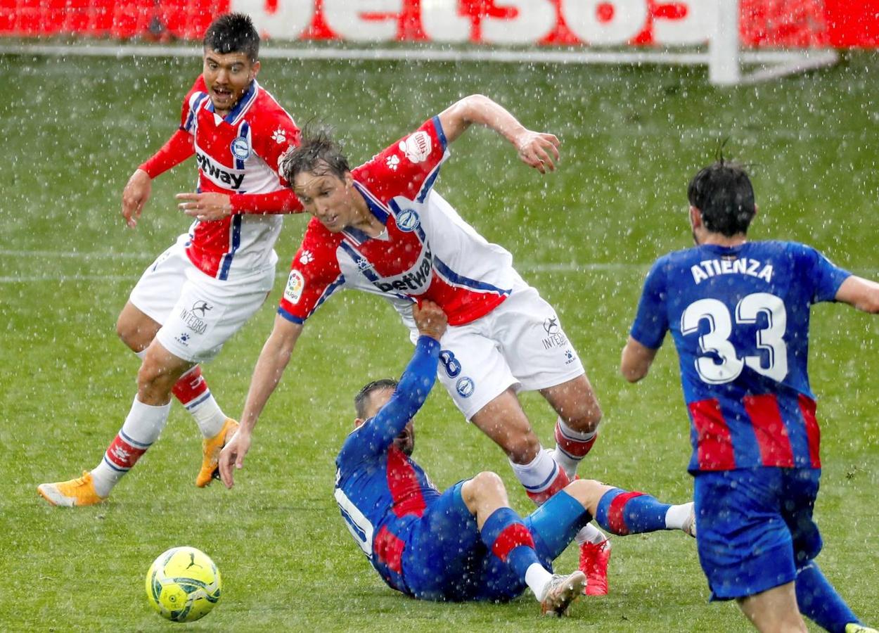 Los de Mendilibar obtienen su segunda victoria de la temporada en casa tras golear el Alavés. 