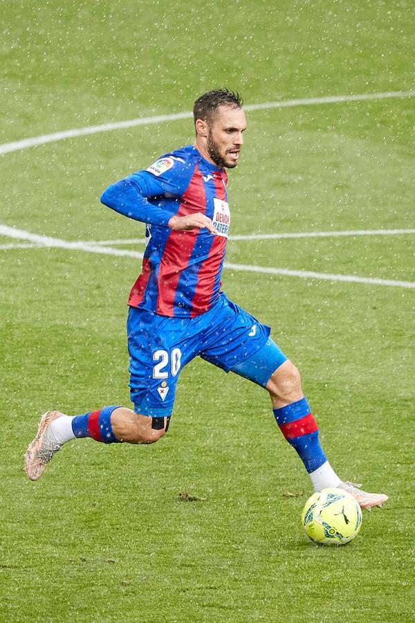 Los de Mendilibar obtienen su segunda victoria de la temporada en casa tras golear el Alavés. 