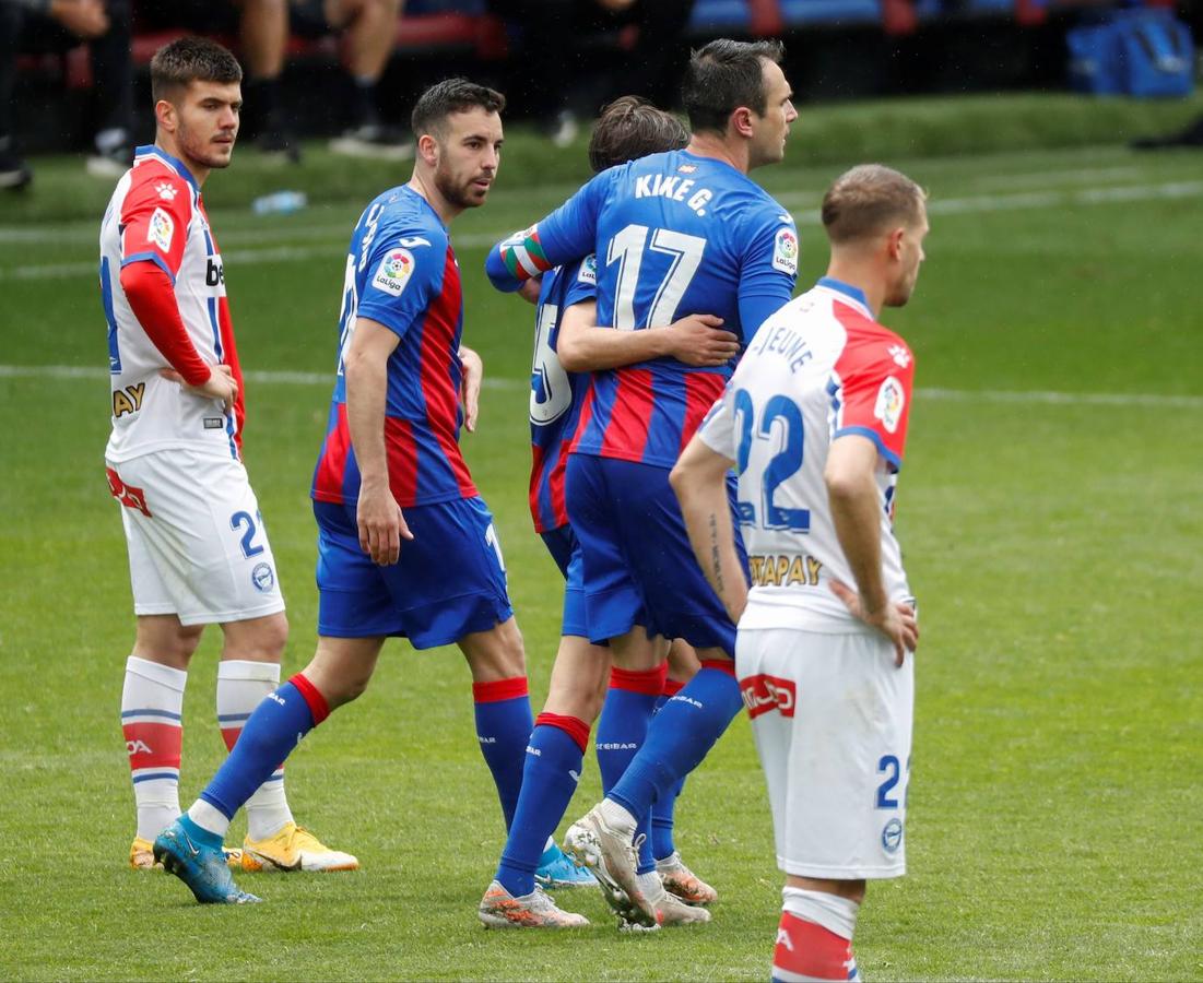 Los de Mendilibar obtienen su segunda victoria de la temporada en casa tras golear el Alavés. 