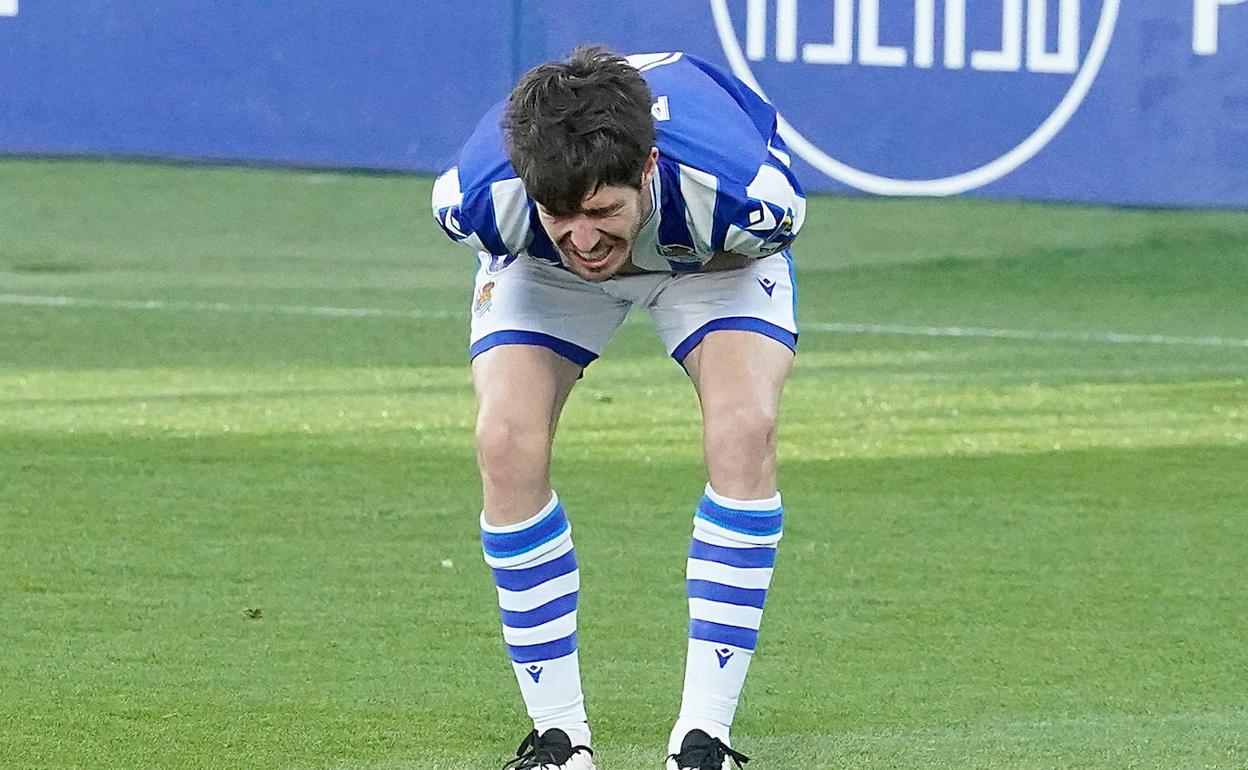 Aritz Elustondo se lamenta de un golpe recibido en el encuentro. 
