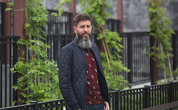 Endika Alabort, en la plaza del Karmelo de Santutxu.