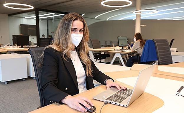 Nora Armendia, en su puesto de trabajo.