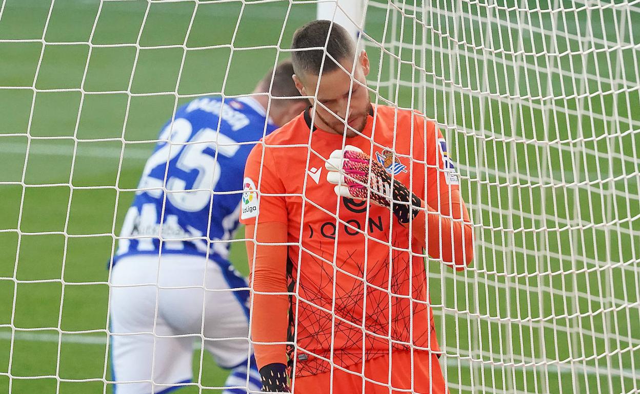 Remiro se lamenta tras encajar el gol del Huesca.