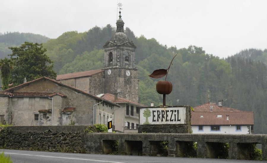 El mes de las flores convierte a Errezil, la localidad que se sitúa a los pies del monte Hernio, en el 'Jerte guipuzcoano' gracias a los miles de manzanos que se reparten por sus terrenos bajos. En este precioso rincón de Urola Costa, estos días el blancos de las flores de sus manzanos se mezcla con algunos tonos rosas, incluso fucsias en las abundantes flores que pueblan las ramas de árboles de extrañas formas.
