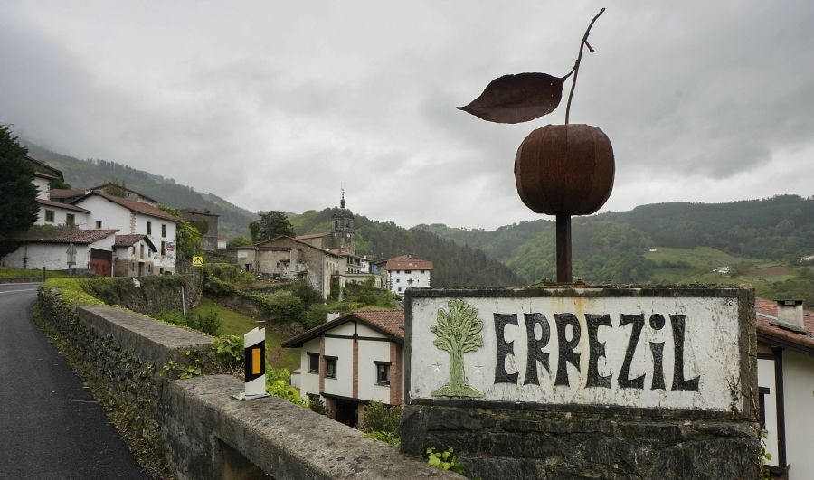 El mes de las flores convierte a Errezil, la localidad que se sitúa a los pies del monte Hernio, en el 'Jerte guipuzcoano' gracias a los miles de manzanos que se reparten por sus terrenos bajos. En este precioso rincón de Urola Costa, estos días el blancos de las flores de sus manzanos se mezcla con algunos tonos rosas, incluso fucsias en las abundantes flores que pueblan las ramas de árboles de extrañas formas.
