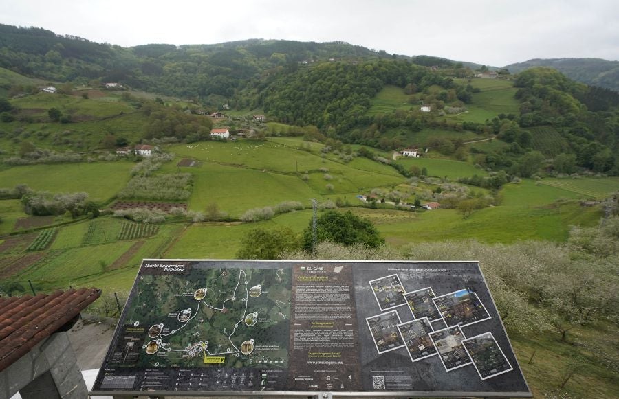 El mes de las flores convierte a Errezil, la localidad que se sitúa a los pies del monte Hernio, en el 'Jerte guipuzcoano' gracias a los miles de manzanos que se reparten por sus terrenos bajos. En este precioso rincón de Urola Costa, estos días el blancos de las flores de sus manzanos se mezcla con algunos tonos rosas, incluso fucsias en las abundantes flores que pueblan las ramas de árboles de extrañas formas.
