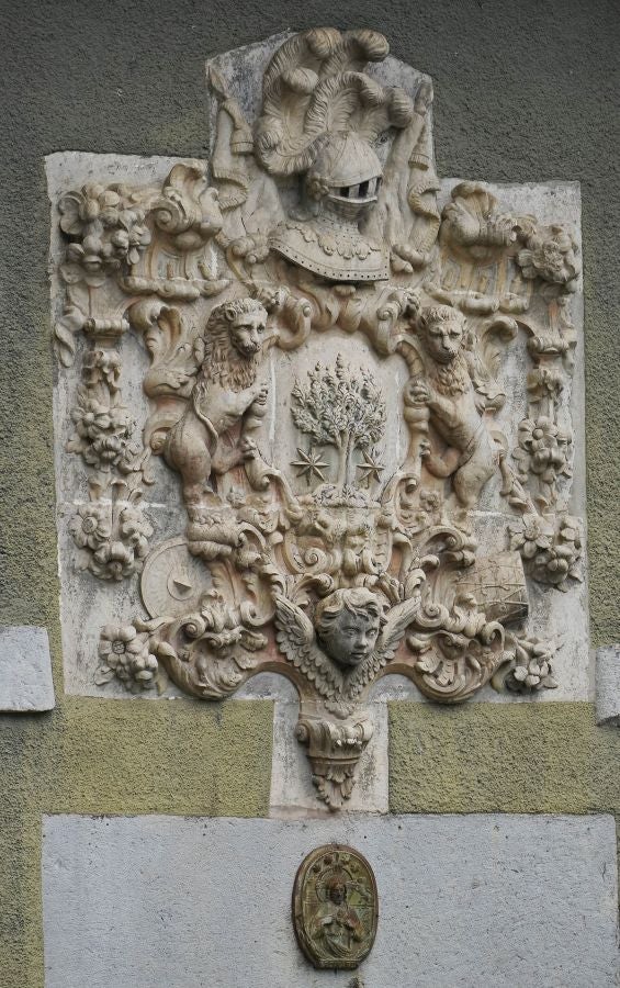 El mes de las flores convierte a Errezil, la localidad que se sitúa a los pies del monte Hernio, en el 'Jerte guipuzcoano' gracias a los miles de manzanos que se reparten por sus terrenos bajos. En este precioso rincón de Urola Costa, estos días el blancos de las flores de sus manzanos se mezcla con algunos tonos rosas, incluso fucsias en las abundantes flores que pueblan las ramas de árboles de extrañas formas.