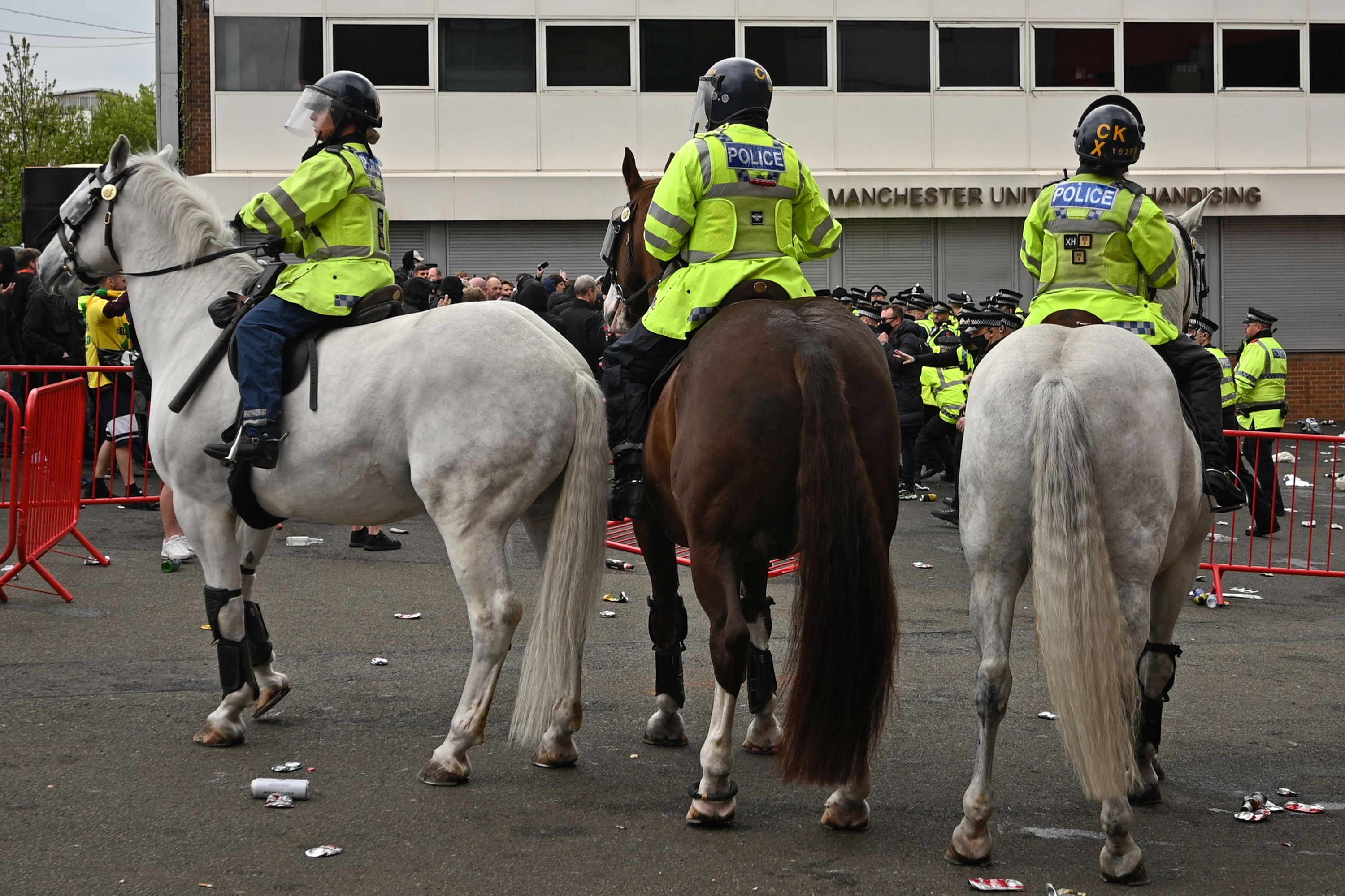 El encuentro podía ser decisivo, porque si el Liverpool gana en casa de su gran rival histórico, el Manchester City sería matemáticamente campeón de Inglaterra. 