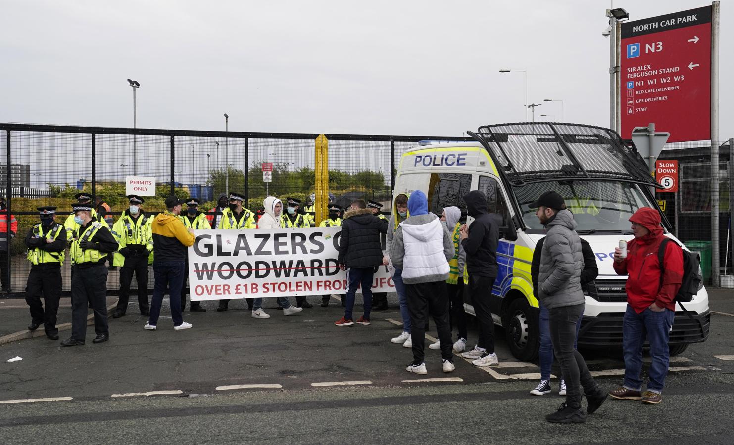El encuentro podía ser decisivo, porque si el Liverpool gana en casa de su gran rival histórico, el Manchester City sería matemáticamente campeón de Inglaterra. 