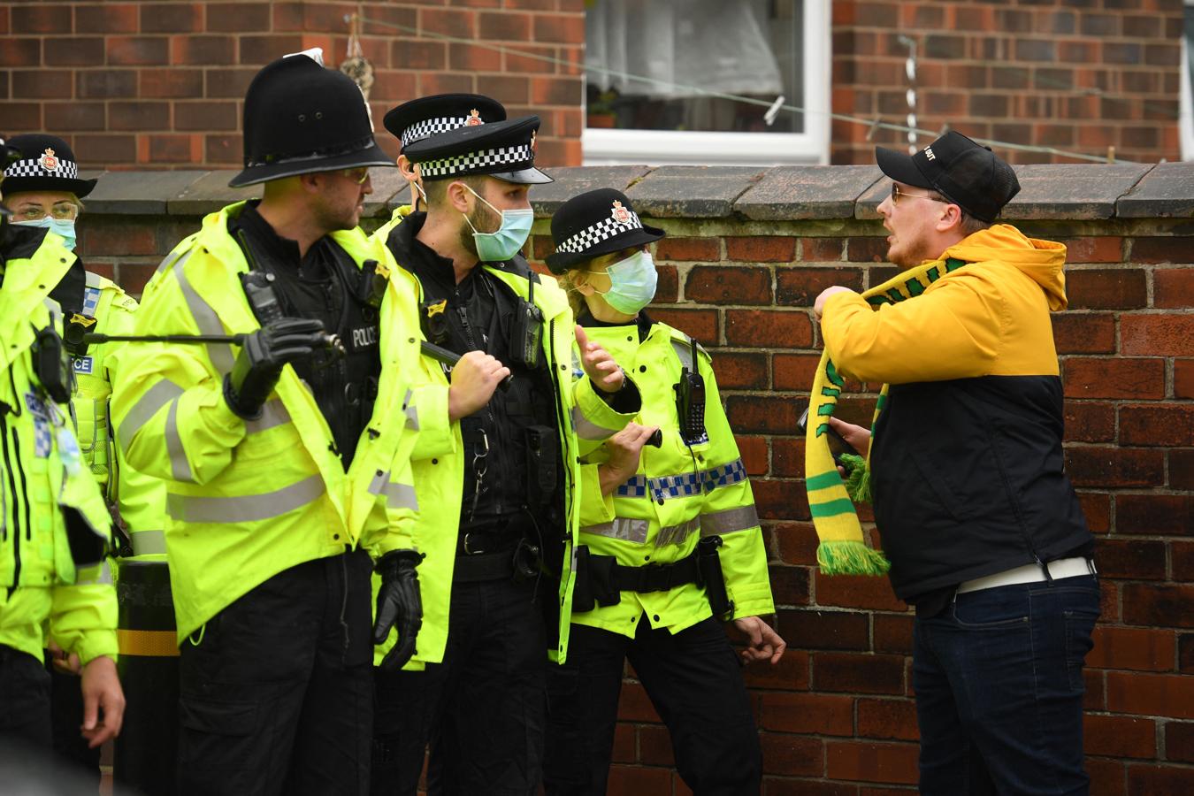 El encuentro podía ser decisivo, porque si el Liverpool gana en casa de su gran rival histórico, el Manchester City sería matemáticamente campeón de Inglaterra. 