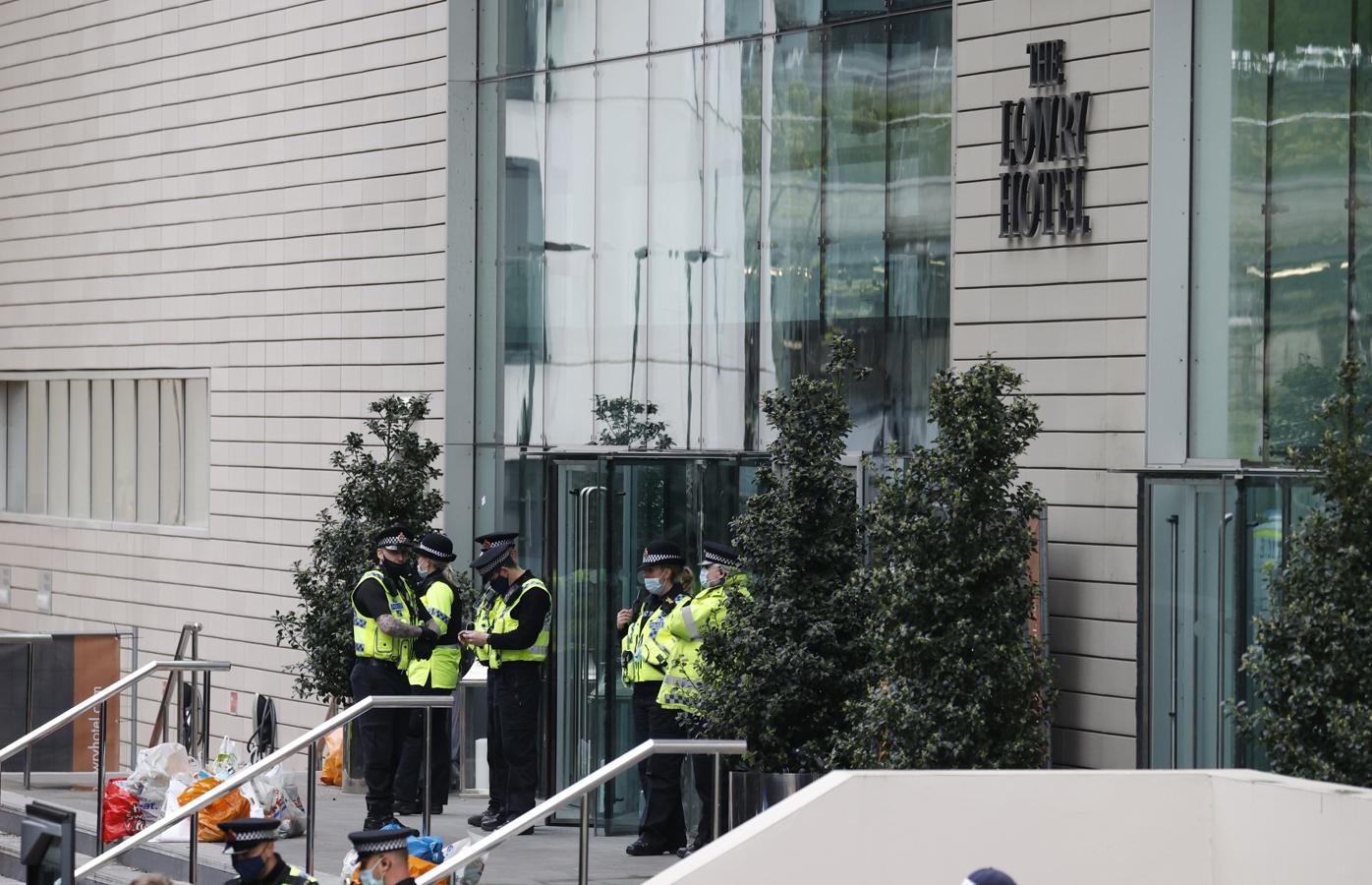 El encuentro podía ser decisivo, porque si el Liverpool gana en casa de su gran rival histórico, el Manchester City sería matemáticamente campeón de Inglaterra. 