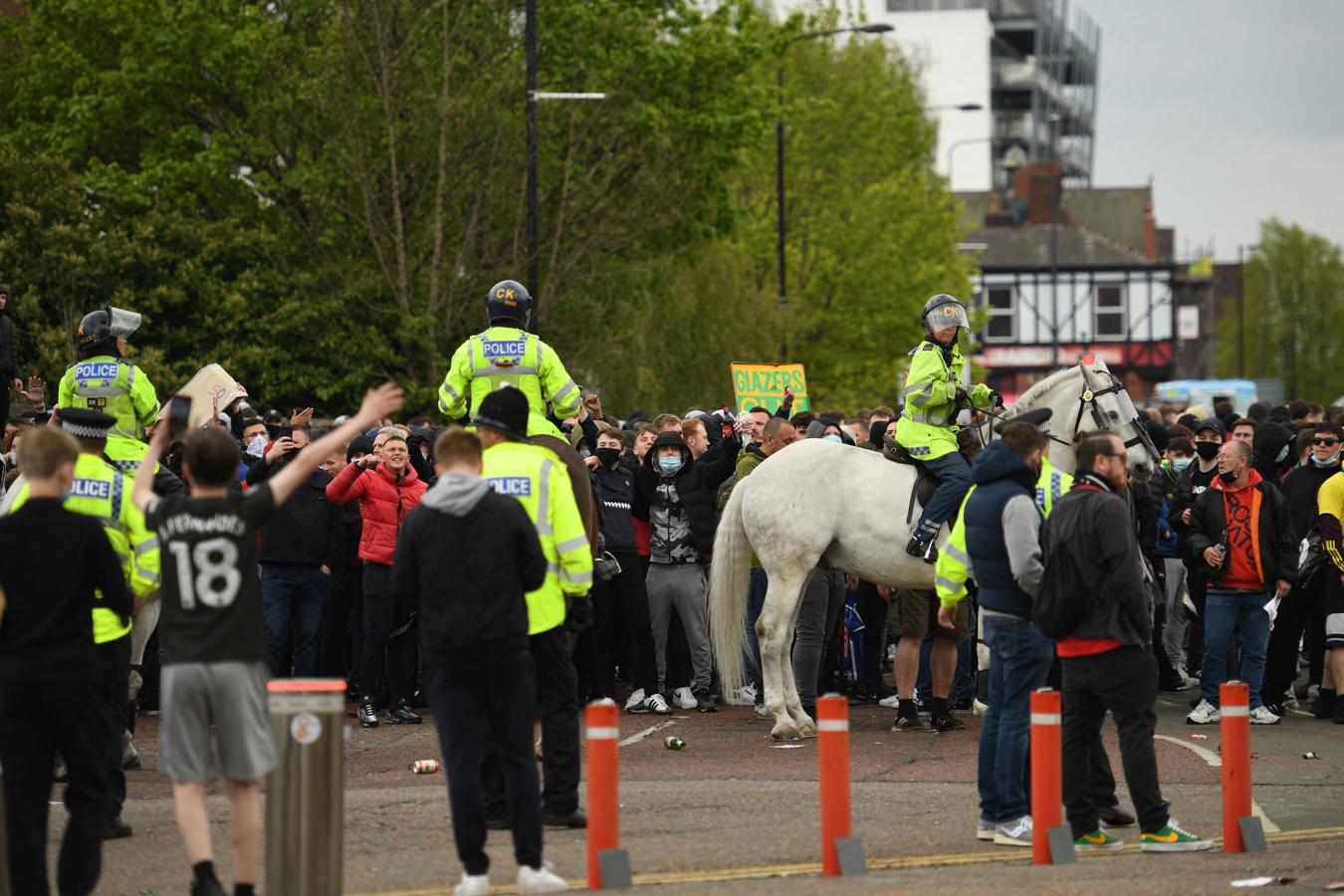 El encuentro podía ser decisivo, porque si el Liverpool gana en casa de su gran rival histórico, el Manchester City sería matemáticamente campeón de Inglaterra. 