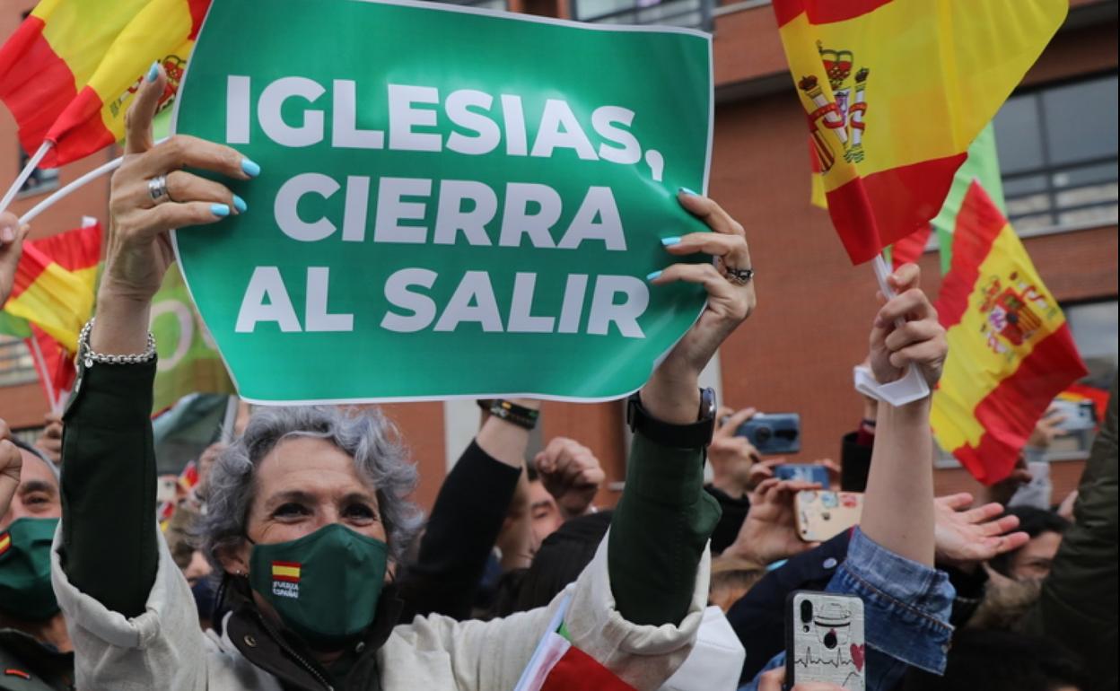 Manifestantes de Vox contra Pablo Iglesias. 