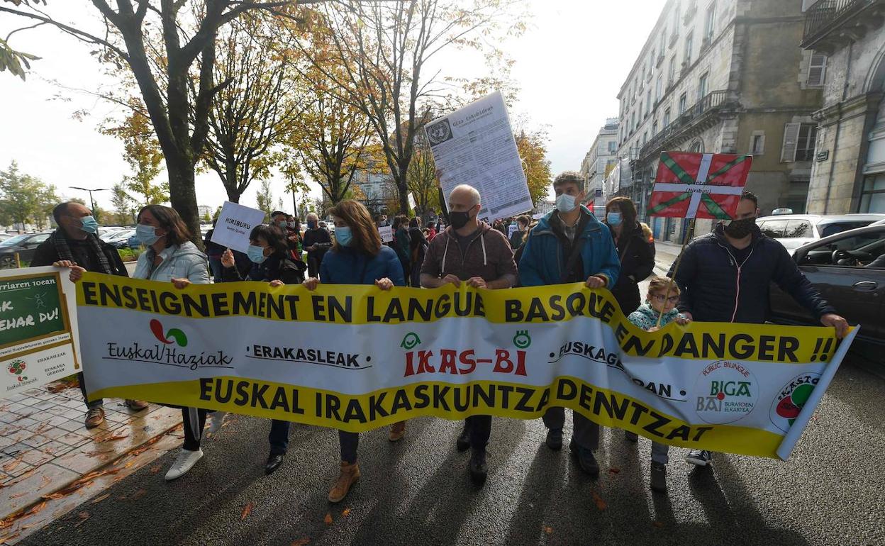 anifestación en Baiona en protesta por las trabas del Gobierno francés al euskera. 