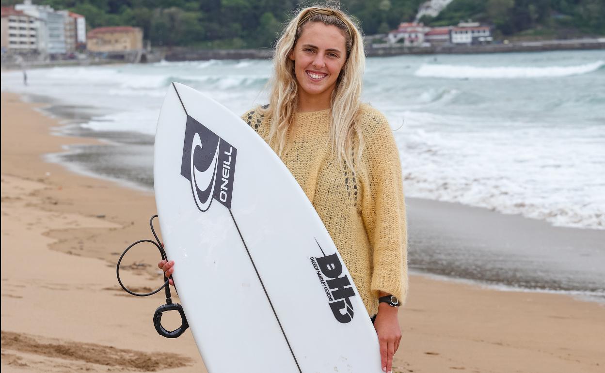 La deportista zarauztarra posa sonriente en la playa donde aprendió a surfear.