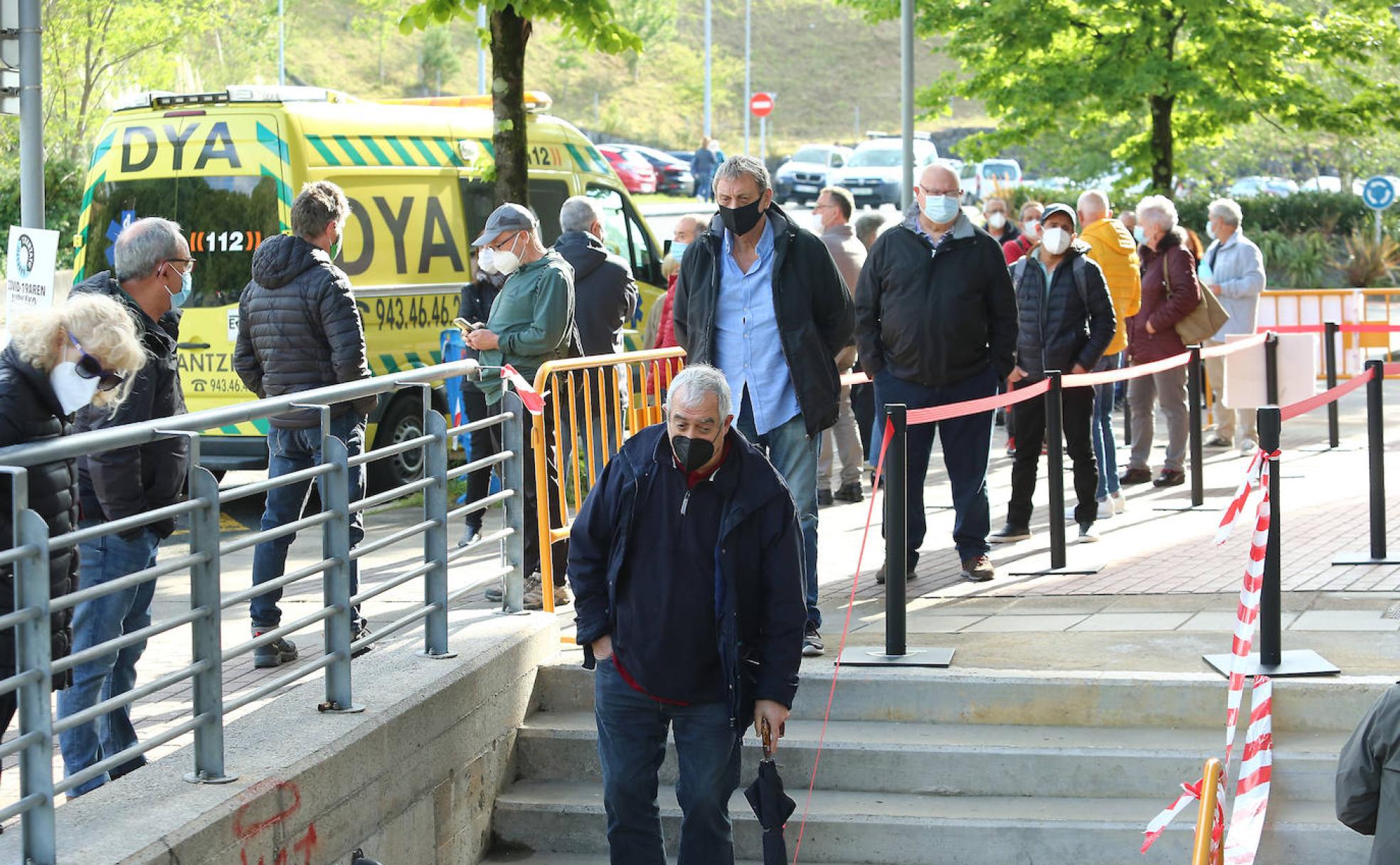 Largas colas este sábado en Illunbe. 