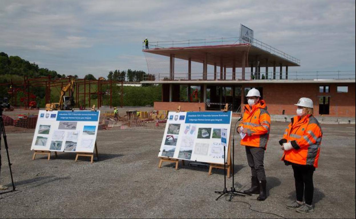 Olano y Oiarbide en su visita a la plataforma de Astigarraga. 