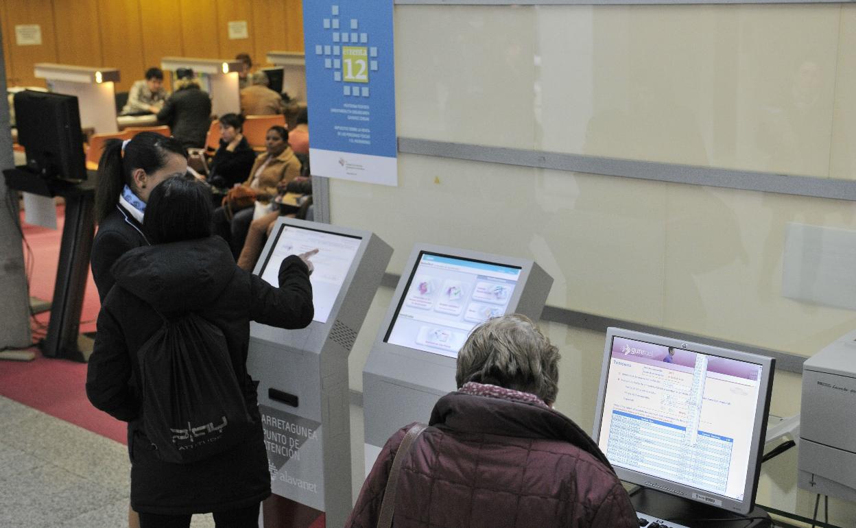 Varios ciudadanos, en una oficina de la Agencia Tributaria. 