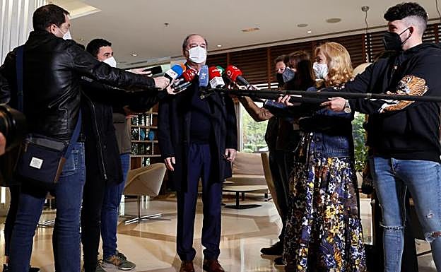 El candidato del PSOE a la Presidencia de la Comunidad de Madrid, Ángel Gabilondo, responde a los medios durante su visita al hotel donde seguirá la noche electoral del 4M, en el Hotel Princesa, Madrid 