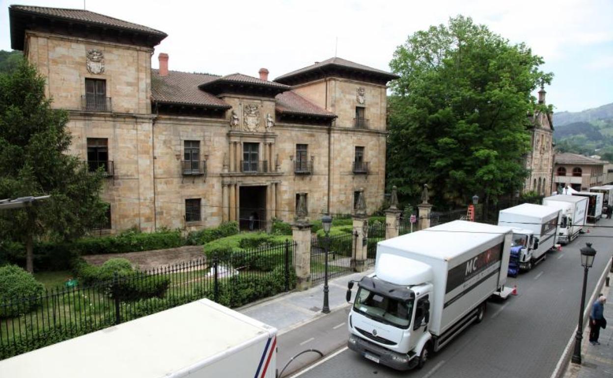 Los camiones de la producción en exterior del palacio en Lazkao. 