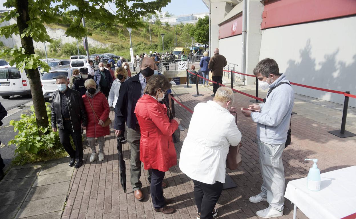 Vacunódromo. Ciudadanos de entre 66 y 70 años hacen fila para vacunarse en Illumbe. 