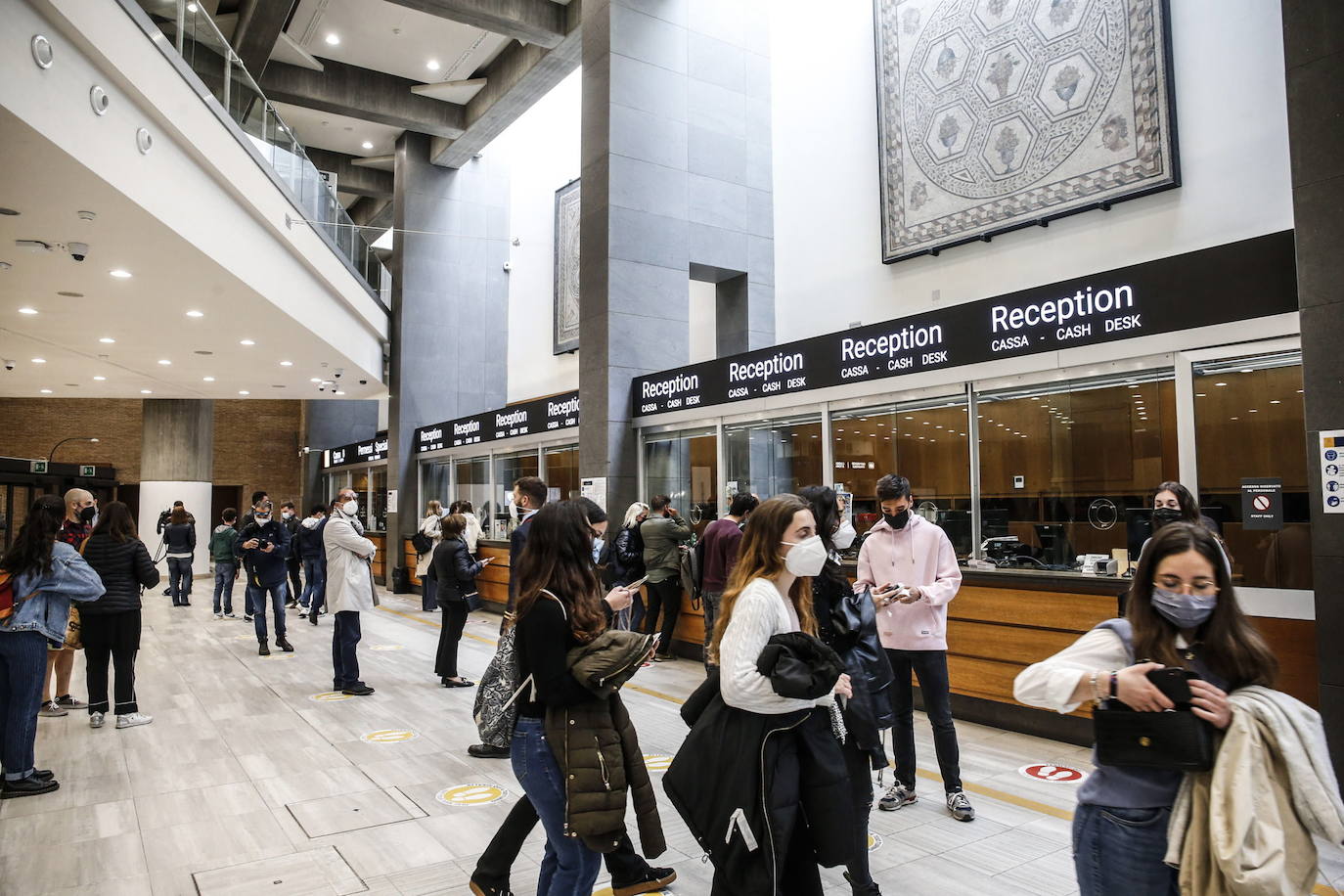 Después de semanas de cierre y a medida que se alivian las restricciones covid en Italia, la gente ha podido visitar los Museos Vaticanos el día de su reapertura. Los turistas deben reservar cita previa para poder acceder y están obligados a llevar mascarilla durante la visita