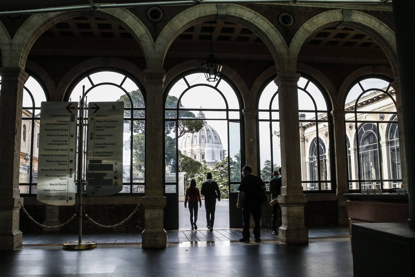 Después de semanas de cierre y a medida que se alivian las restricciones covid en Italia, la gente ha podido visitar los Museos Vaticanos el día de su reapertura. Los turistas deben reservar cita previa para poder acceder y están obligados a llevar mascarilla durante la visita