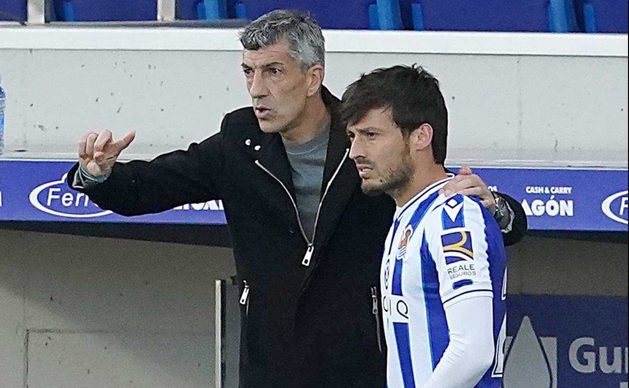 Imanol da instrucciones a David Silva. El canario, recuperado de una lesión muscular, reapareció en El Alcoraz.