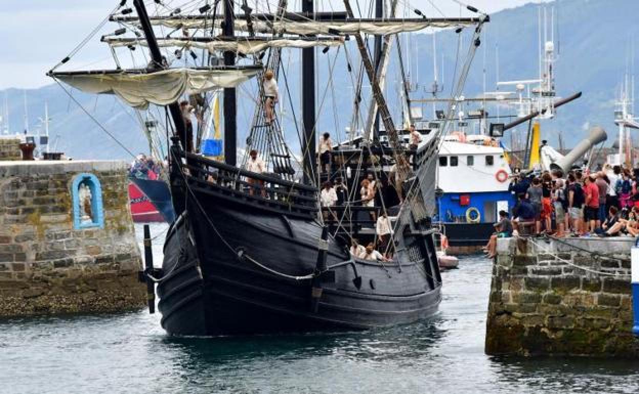 La nao Víctoria en el desembarco de Elcano en Getaria el 7 de agosto de 2018 