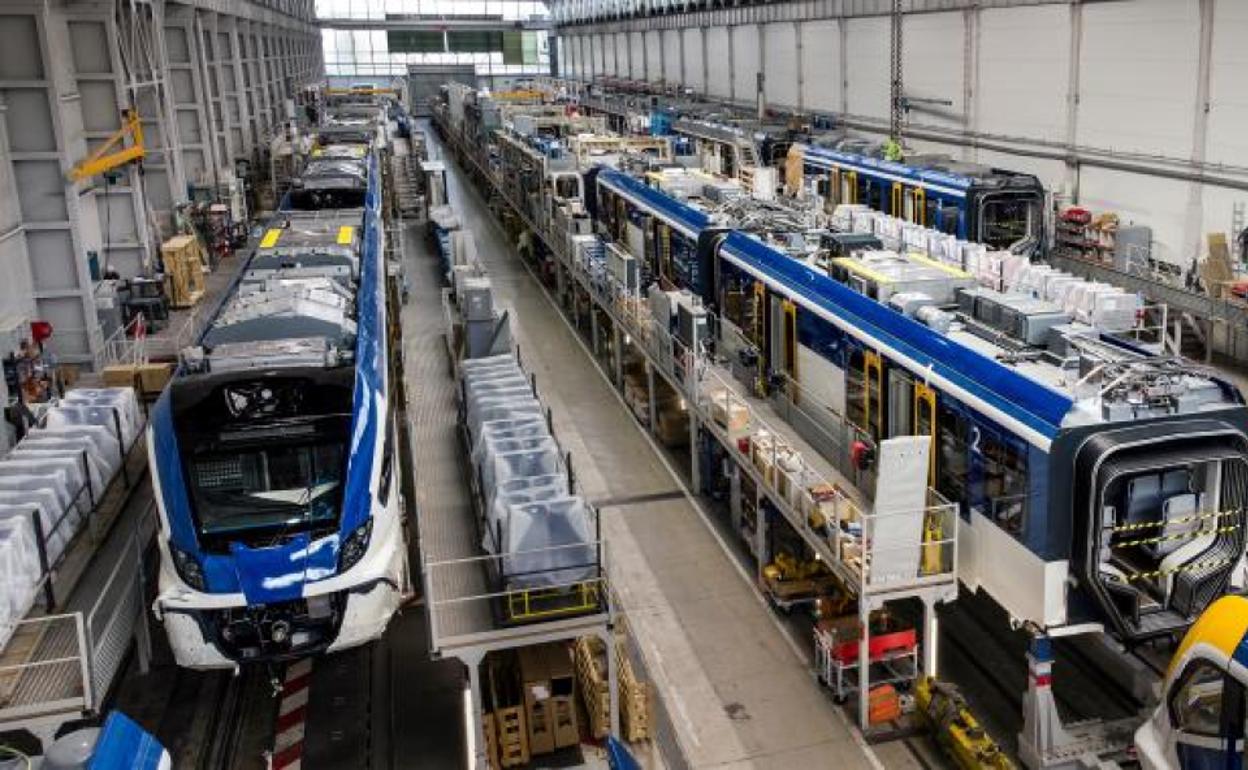 Varias unidades en la sección de montaje y acabado de la planta que CAF tiene en Beasain.