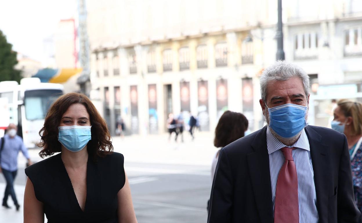 Isabel Díaz Ayuso, presidenta de la Comunidad de Madrid, y Miguel Ángel Rodríguez, su jefe de gabinete, en el centro de Madrid. 