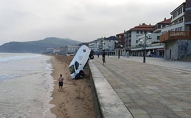 Imagen principal - Furgoneta accidentada en marzo