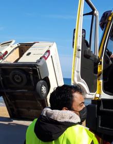 Imagen secundaria 2 - Accidente: Segunda furgoneta que cae a la arena de la playa de Zarautz en dos meses