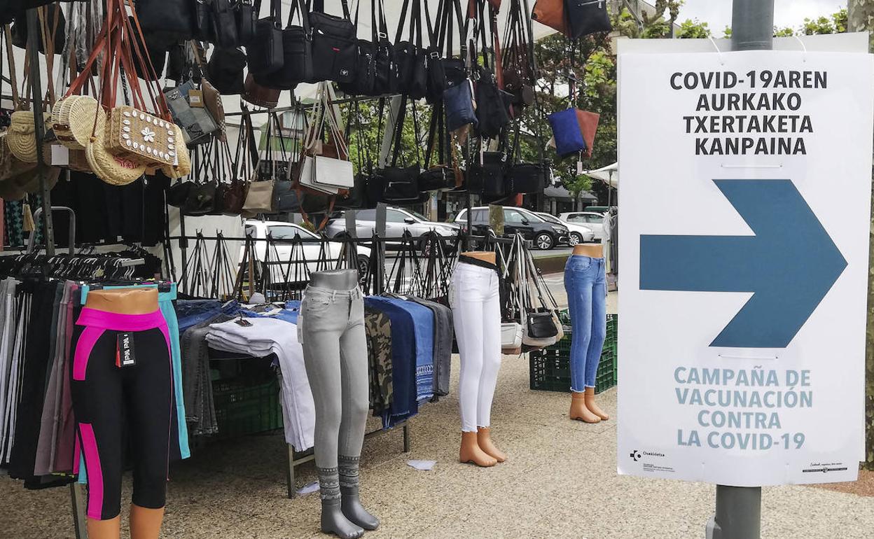 Camino del centro de vacunación de Tolosa, el frontón Beotibar, cerca del mercadillo del municipio. 