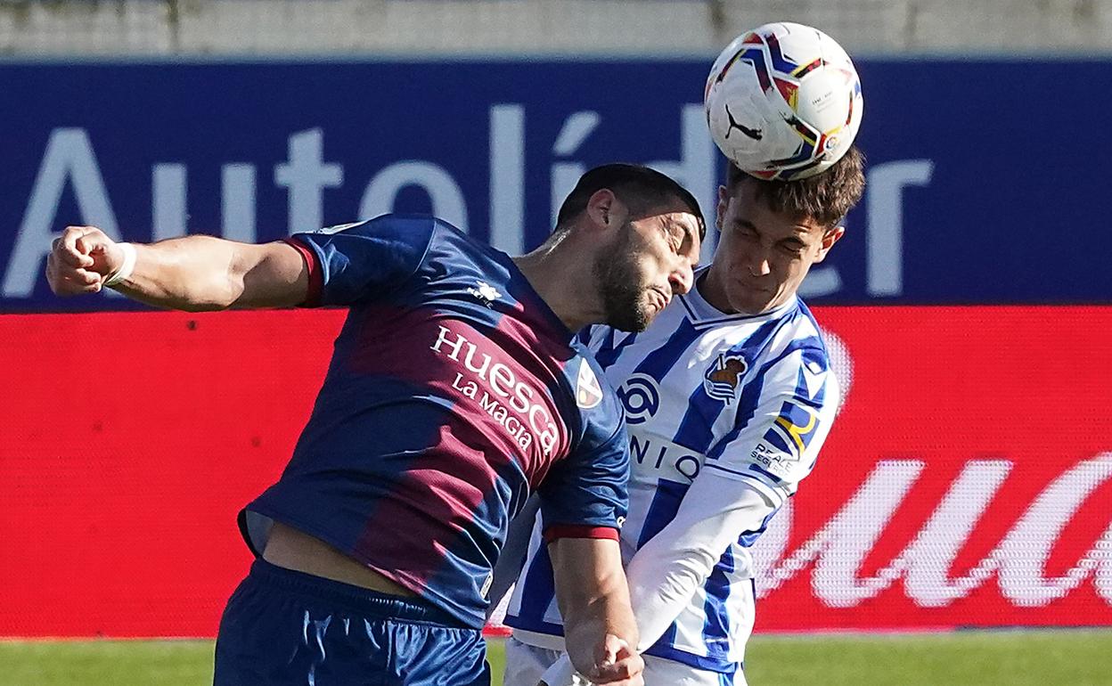 Rafa Mir y Zubimendi disputan un balón aéreo. 